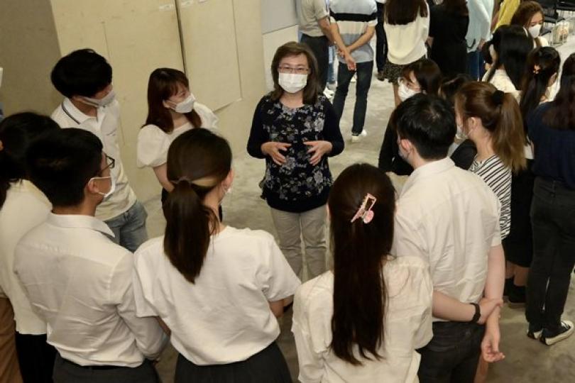 楊何蓓茵勉實習生貢獻國家