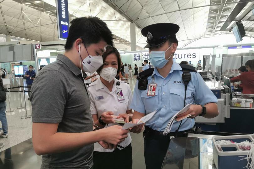 慎防騙案: 警方和入境處人員在香港國際機場預辦登機櫃位派發宣傳單張,提醒離港旅客小心求職騙案和注意外遊安全。 慎防騙案: 警方和入境處人員在香港國際機場預辦登機櫃位派發宣傳單張,提醒離港旅客小心求職騙案和注意外遊安全。