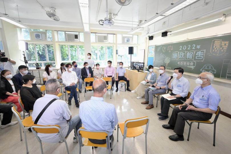 深入討論:  李家超（右二）與官員出席地區諮詢會，聽取市民對新一份施政報告的意見。