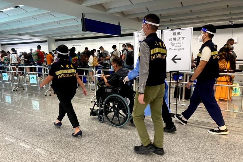 安全回港: 向入境事務處求助的港人安全抵達香港國際機場。 安全回港: 向入境事務處求助的港人安全抵達香港國際機場。