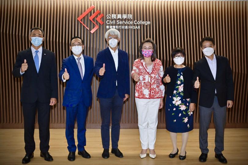 交流:  公務員學院舉辦專家訪談系列第二場座談會，楊何蓓茵（右三）與講者香港總商會總裁梁兆基（左二）、行政會議成員任志剛（左三）合照。