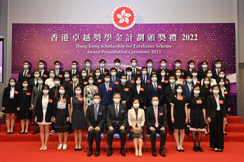 學以致用: 香港卓越獎學金計劃的得獎學生將入讀境外知名大學,蔡若蓮(前排右二)期望得獎者學成歸來後善用所學,為維持香港長期繁榮穩定作出貢獻。 學以致用: 香港卓越獎學金計劃的得獎學生將入讀境外知名大學,蔡若蓮(前排右二)期望得獎者學成歸來後善用所學,為維持香港長期繁榮穩定作出貢獻。