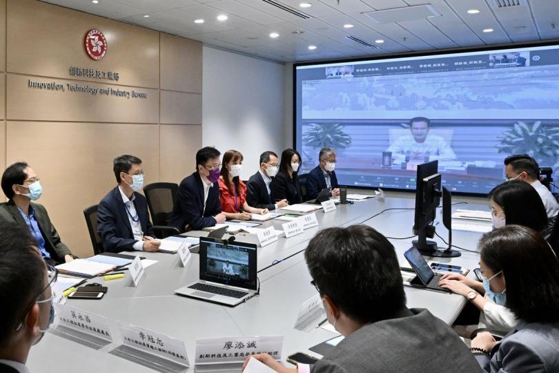了解進度: 孫東(後排左三)與曾湃以視像形式共同主持會議。 了解進度: 孫東(後排左三)與曾湃以視像形式共同主持會議。