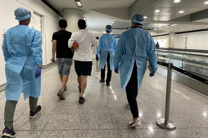 安全返港: 早前向入境處求助的港人安全抵達香港國際機場。穿上防護裝備的入境處人員協助他們前往專用入境櫃枱辦理出入境手續。 安全返港: 早前向入境處求助的港人安全抵達香港國際機場。穿上防護裝備的入境處人員協助他們前往專用入境櫃枱辦理出入境手續。
