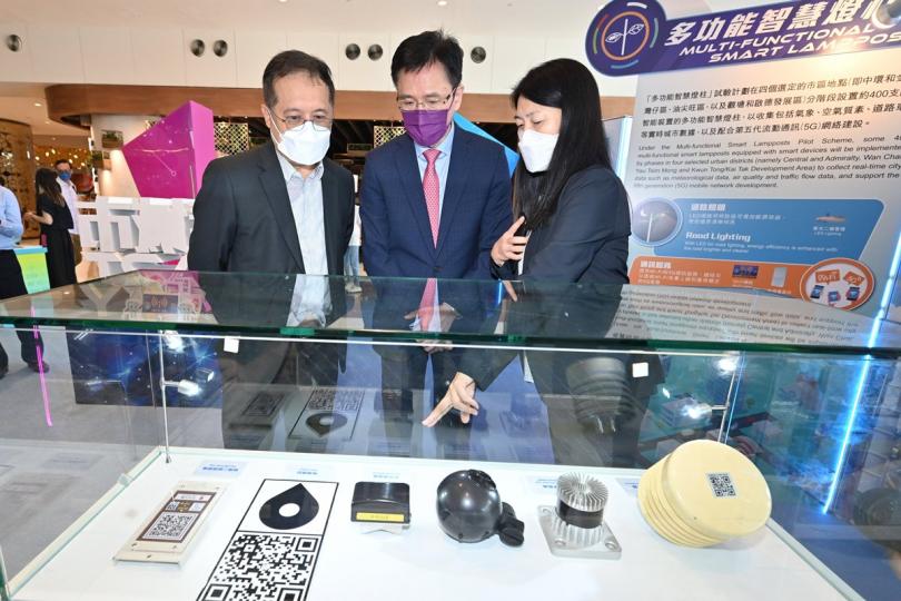 智慧措施: 孫東(中)參觀智慧城市巡迴展覽,聽取有關多功能智慧燈柱裝置的介紹。 智慧措施: 孫東(中)參觀智慧城市巡迴展覽,聽取有關多功能智慧燈柱裝置的介紹。