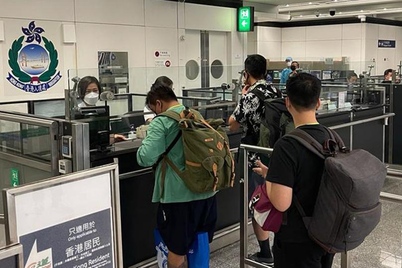 安全返港: 再有求助人安全回港,入境處人員在機場的專用櫃枱為他們辦理入境手續。 安全返港: 再有求助人安全回港,入境處人員在機場的專用櫃枱為他們辦理入境手續。