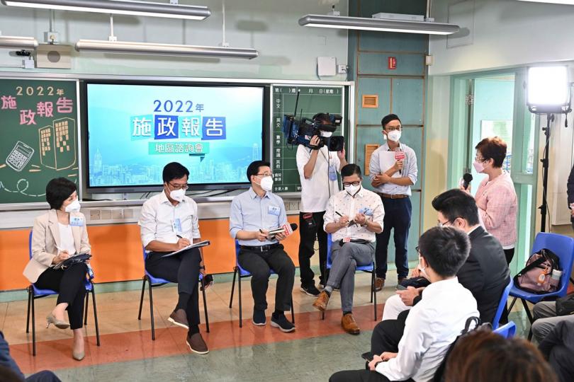 廣開言路: 李家超(前排右二)與官員出席2022年施政報告第二場地區諮詢會,聽取地區人士的意見。 廣開言路: 李家超(前排右二)與官員出席2022年施政報告第二場地區諮詢會,聽取地區人士的意見。