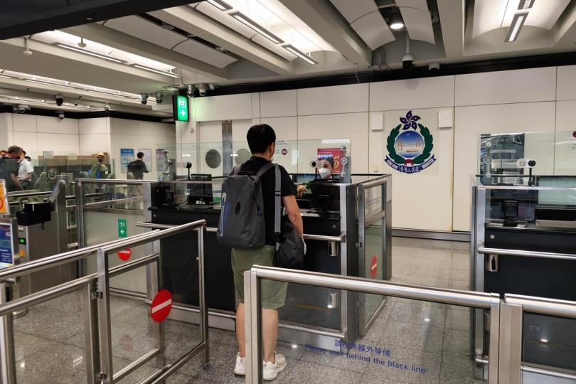 安全回港: 一名求助港人安全抵達香港國際機場,入境事務處人員在專用櫃枱為他辦理出入境手續。 安全回港: 一名求助港人安全抵達香港國際機場,入境事務處人員在專用櫃枱為他辦理出入境手續。