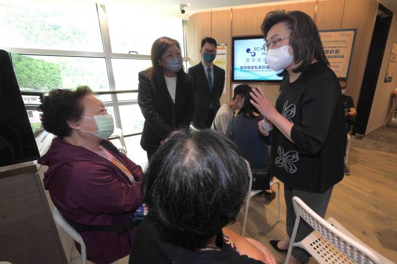 聆聽民意: 楊何蓓茵(右一)在沙田連城廣場的接種站與市民傾談,了解她們對新冠疫苗接種服務的意見。 聆聽民意: 楊何蓓茵(右一)在沙田連城廣場的接種站與市民傾談,了解她們對新冠疫苗接種服務的意見。