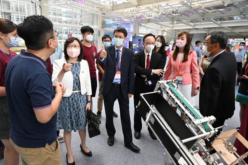 智慧城市:  創新科技及工業局、創新科技署官員出席世界人工智能大會香港分會場並參觀展區，了解本地研發成果。