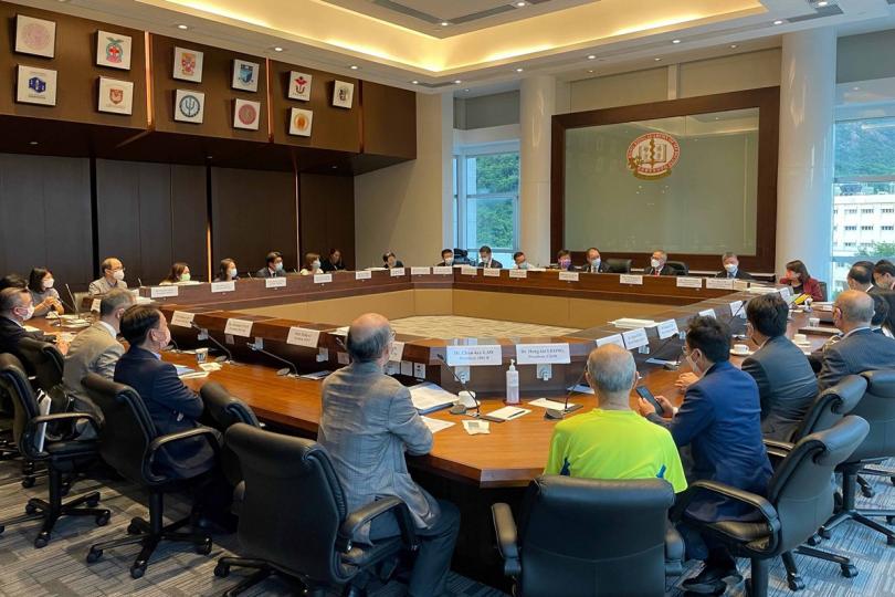 培訓專才: 盧寵茂(後右三)與醫專成員會面,就本港醫療體系相關課題交流。 培訓專才: 盧寵茂(後右三)與醫專成員會面,就本港醫療體系相關課題交流。
