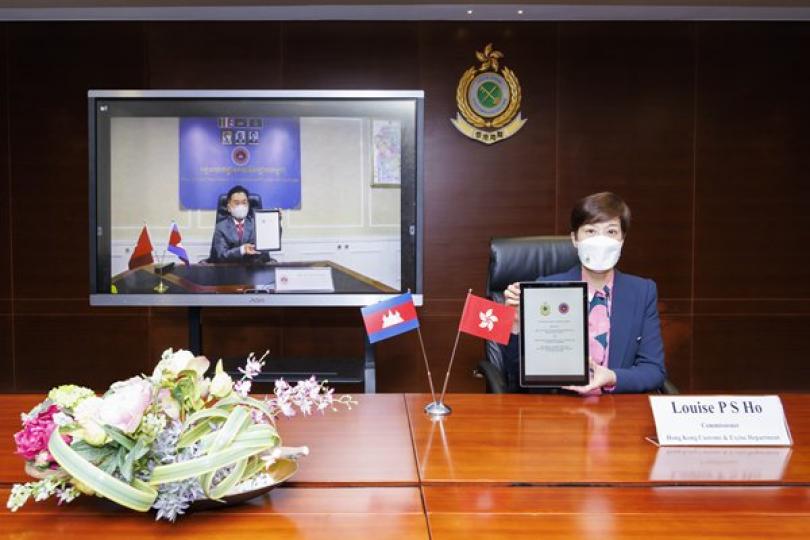 雙邊合作:  何珮珊（右）透過視像會議與柬埔寨海關總署署長Kun Nhem簽訂合作及行政互助備忘錄，標誌雙方海關加強雙邊合作的共同願望。