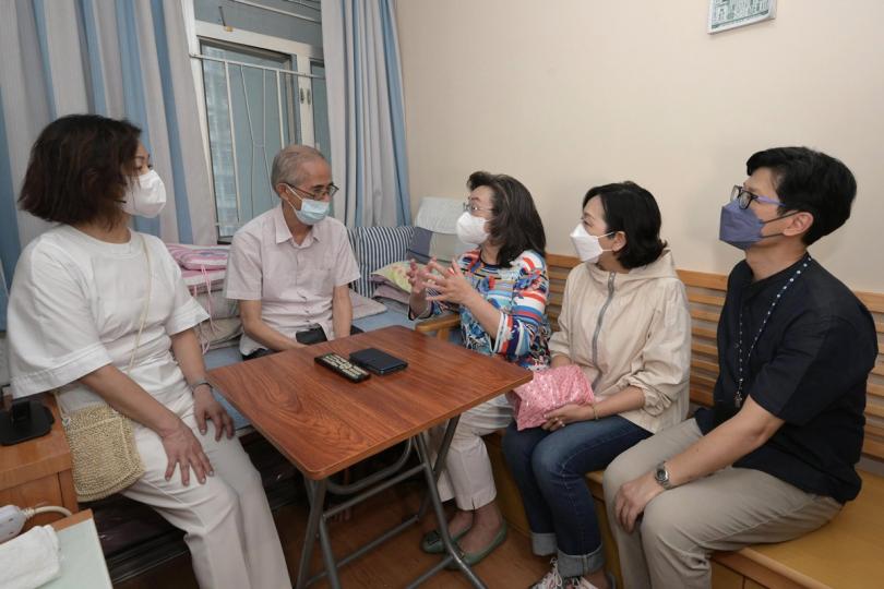 積極游說: 楊何蓓茵(中)、麥美娟(右二)探訪居於慈民邨的77歲長者(左二),鼓勵他接種新冠疫苗。 積極游說: 楊何蓓茵(中)、麥美娟(右二)探訪居於慈民邨的77歲長者(左二),鼓勵他接種新冠疫苗。