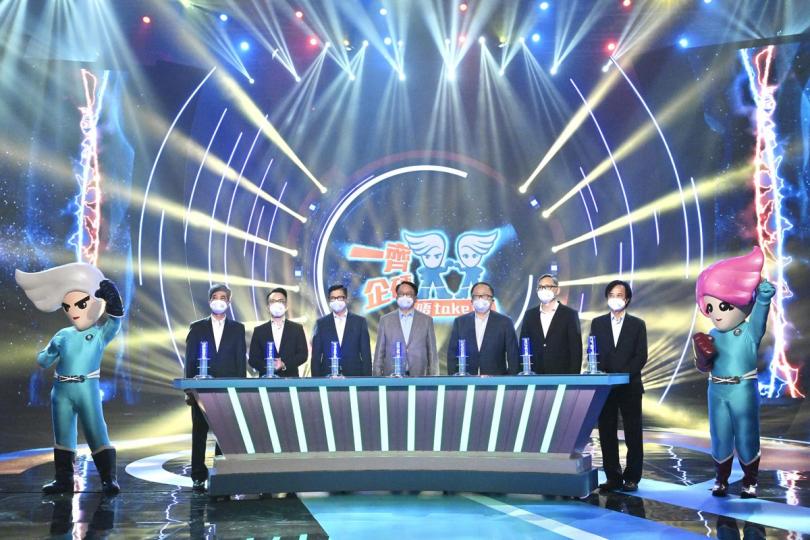 遠離毒品: 陳國基(中)、鄧炳強(左三)擔任主禮嘉賓,為《SHOW出脫毒新作風》節目揭開序幕,禁毒大使「冬冬」和「希希」也在節目中亮相。 遠離毒品: 陳國基(中)、鄧炳強(左三)擔任主禮嘉賓,為《SHOW出脫毒新作風》節目揭開序幕,禁毒大使「冬冬」和「希希」也在節目中亮相。