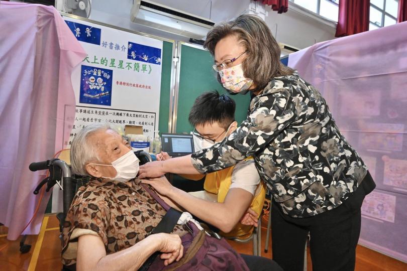 疫苗護老:  楊何蓓茵（右）欣悉昨日探訪的89歲長者9月18日經上門鼓勵長者接種新冠疫苗先導計劃接種疫苗。