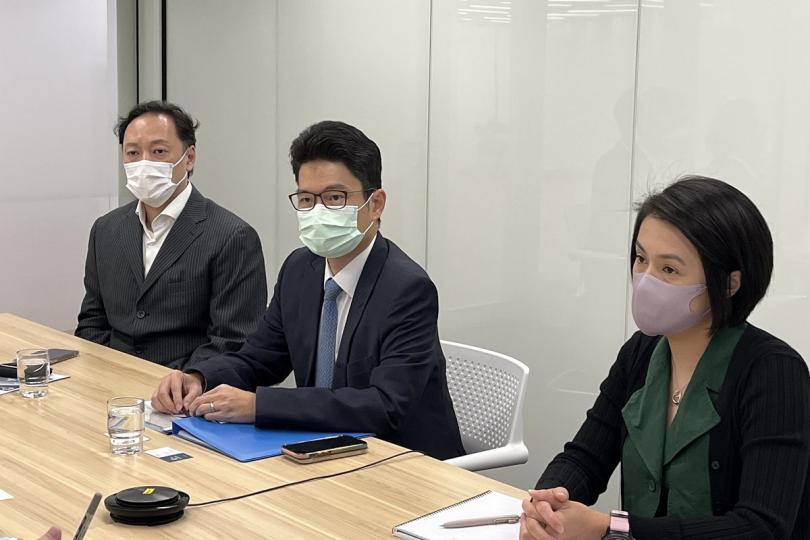 促進發展: 陳浩濂(中)連同證監會、投資推廣署人員共同主持兩場會議,與證券型代幣發行業界見面交流。 促進發展: 陳浩濂(中)連同證監會、投資推廣署人員共同主持兩場會議,與證券型代幣發行業界見面交流。