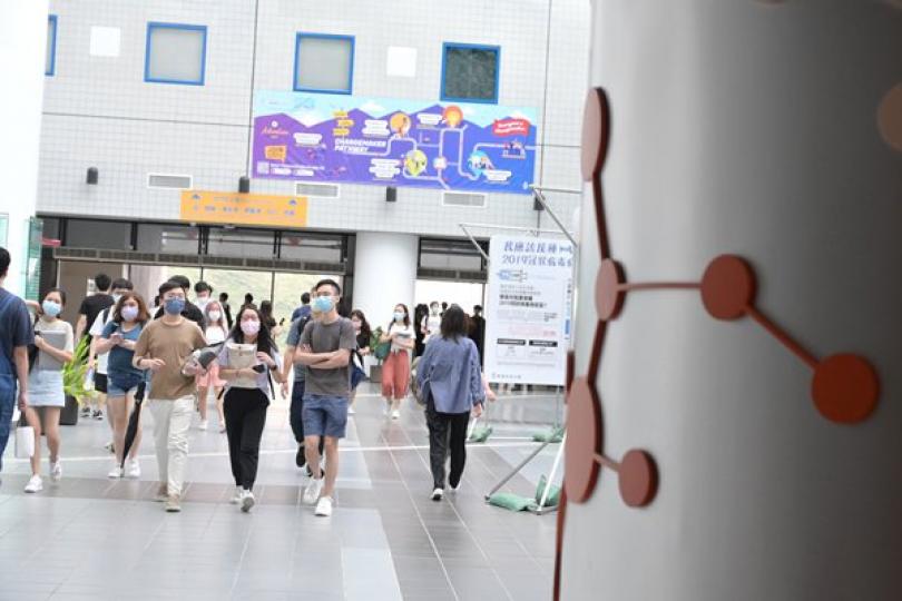 下學年逾三千自資學位獲資助 下學年逾三千自資學位獲資助