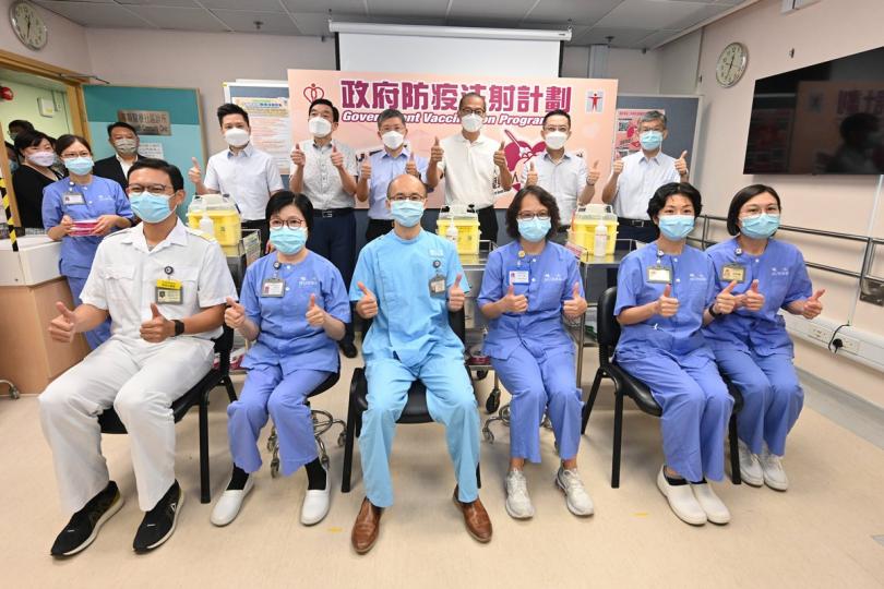 以身作則: 盧寵茂(後排右三)、林文健(後排右二)與前線醫護人員在西灣河普通科門診診所呼籲市民早日接種季節性流感疫苗和新冠疫苗。 以身作則: 盧寵茂(後排右三)、林文健(後排右二)與前線醫護人員在西灣河普通科門診診所呼籲市民早日接種季節性流感疫苗和新冠疫苗。