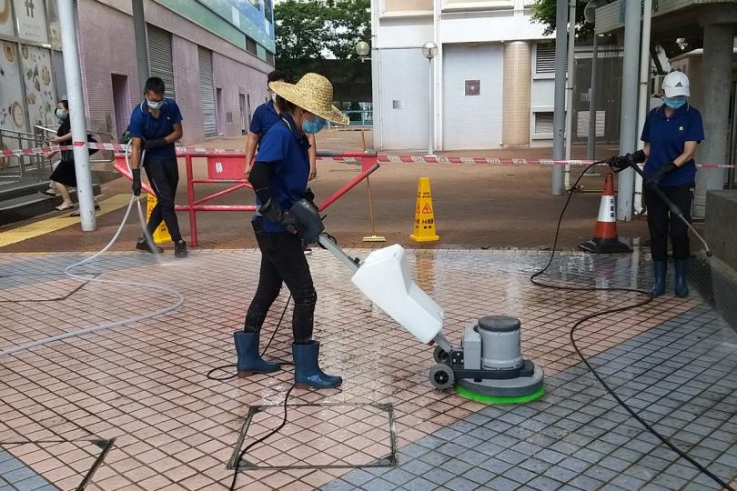 加強清潔: 房屋署推行加強版公共屋邨清潔大行動。 加強清潔: 房屋署推行加強版公共屋邨清潔大行動。