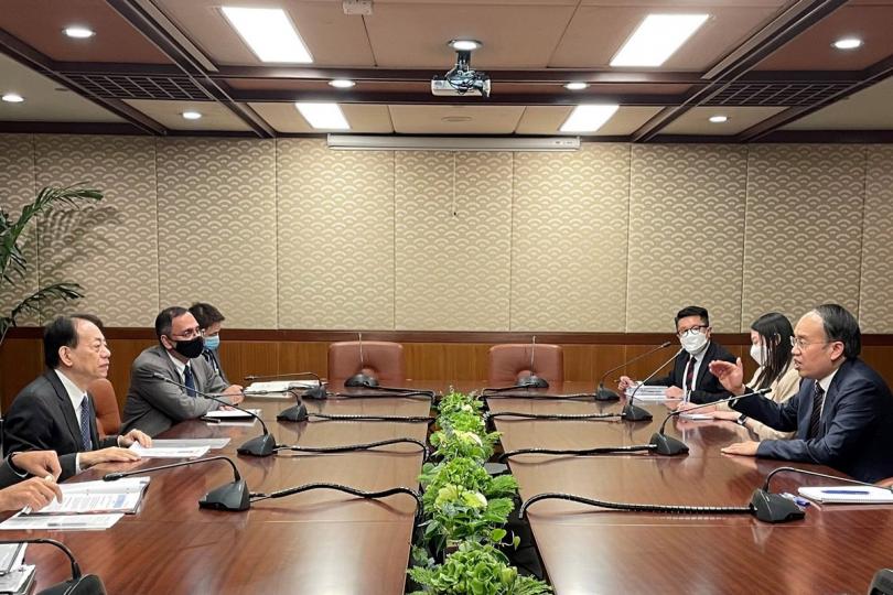 支持亞行:  許正宇（右一）與亞行行長淺川雅嗣（左一）會晤，討論雙方共同關注的議題。