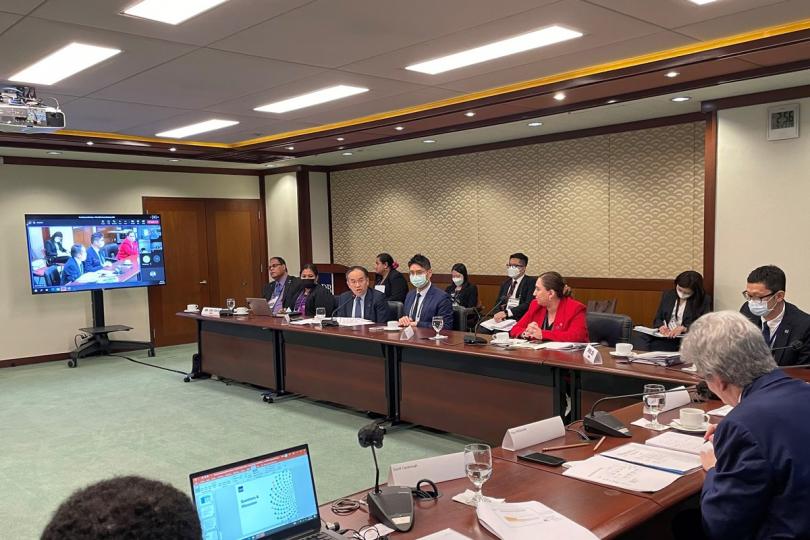 重要議題: 許正宇(左三)在馬尼拉出席亞行年會的組別會議。 重要議題: 許正宇(左三)在馬尼拉出席亞行年會的組別會議。