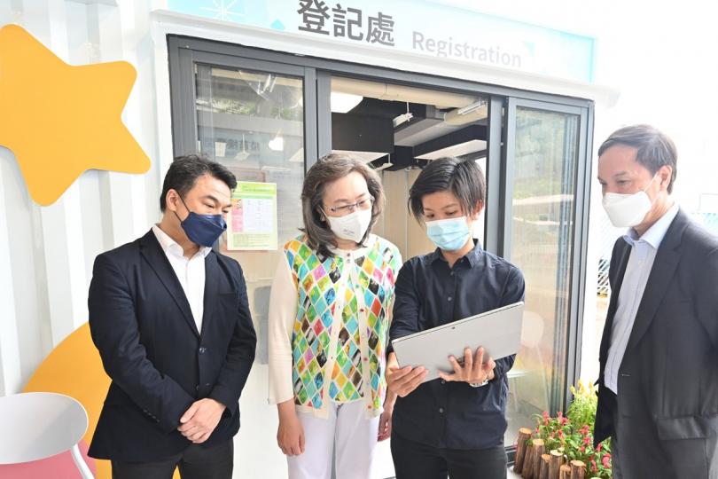 環境舒適:  楊何蓓茵（左二）聽取建築署人員介紹荔枝角公園社區疫苗接種站的設計。
