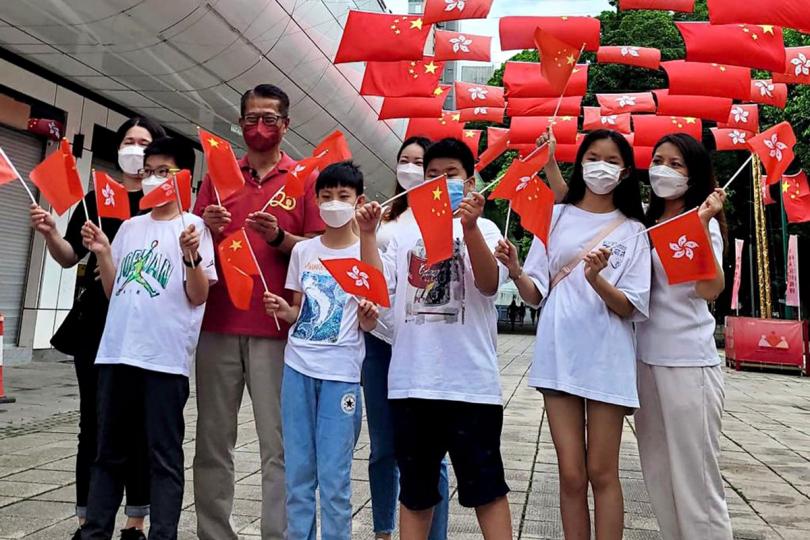 全城同賀: 陳茂波(左三)相約基層家庭在國慶日結伴同遊、齊賀國慶。 全城同賀: 陳茂波(左三)相約基層家庭在國慶日結伴同遊、齊賀國慶。