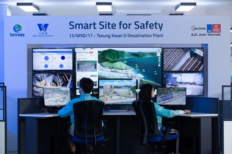 全面掌握:  工程團隊在將軍澳海水化淡廠的工地設置安全智慧工地系統，利用一站式管理平台，掌握整個工地狀況。