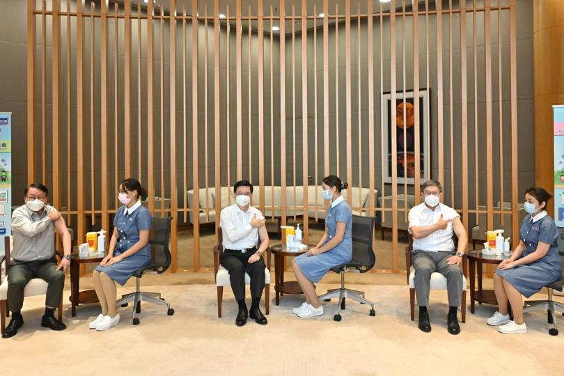 齊打疫苗:   李家超（左三）、政務司司長陳國基（左）和政務司副司長卓永興（右二）接種季節性流感疫苗。