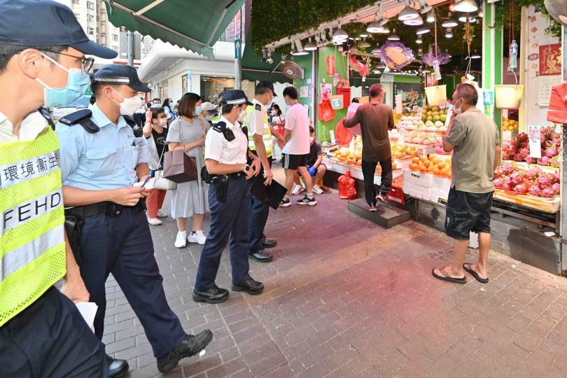 嚴厲執法:  食環署和警方人員在南區採取聯合行動，打擊店鋪阻街。