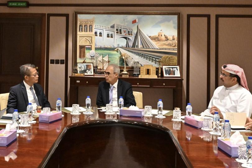 會面共議: 陳茂波(左)與巴林中央銀行行長Rasheed Mohammed Al Maraj(中)會面。 會面共議: 陳茂波(左)與巴林中央銀行行長Rasheed Mohammed Al Maraj(中)會面。