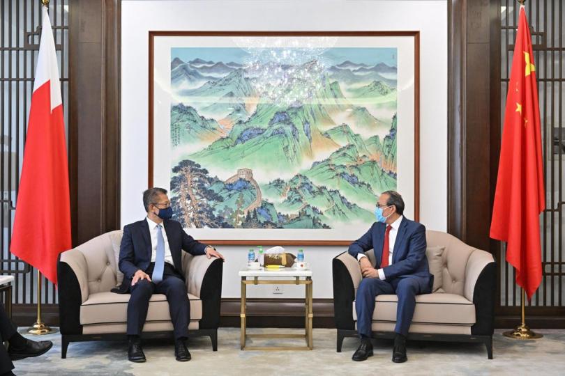 喜相逢:  陳茂波（左）禮節性拜會中華人民共和國駐巴林王國特命全權大使安瓦爾。