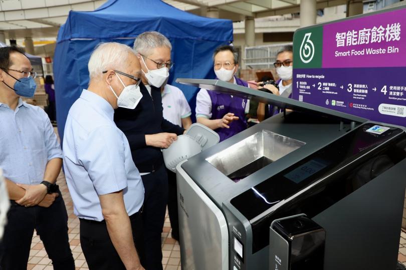 善用資源: 謝展寰(左二)在香港仔石排灣邨出席公共屋邨廚餘收集試驗計劃的宣傳活動,了解智能回收桶的運作。 善用資源: 謝展寰(左二)在香港仔石排灣邨出席公共屋邨廚餘收集試驗計劃的宣傳活動,了解智能回收桶的運作。