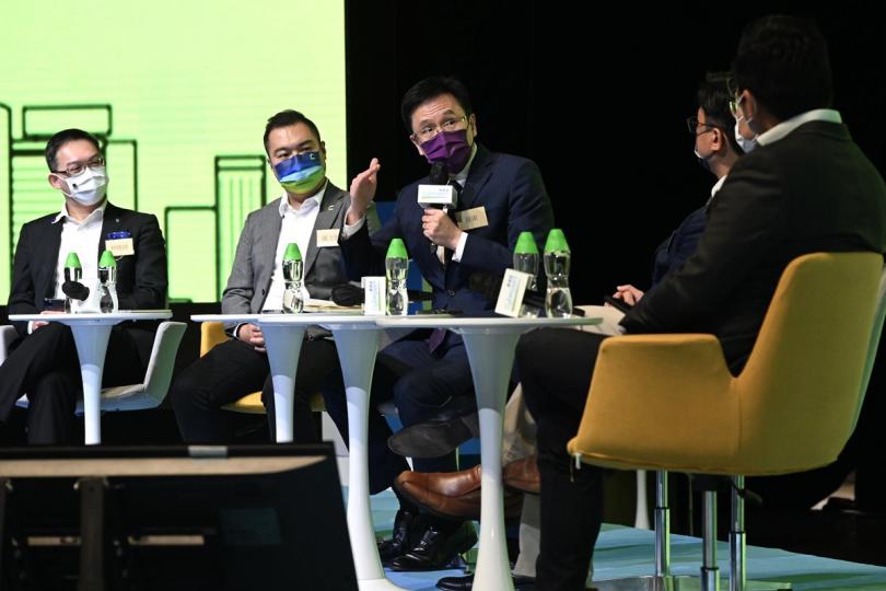 增進溝通:  孫東（中）在座談會上闡述施政報告的創科措施，並與業界人士交流。
