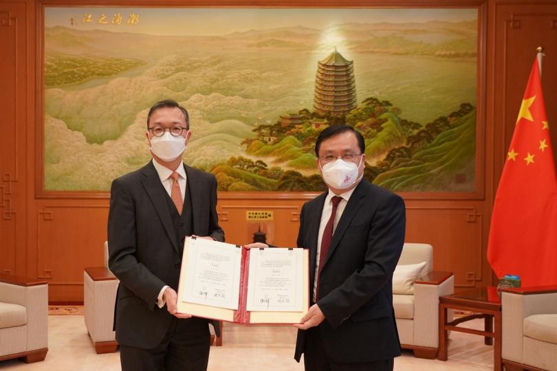 確立安排: 外交部駐香港特別行政區特派員公署副特派員方建明(右)見證林定國簽署《關於在香港特別行政區設立國際調解院籌備辦公室的安排》。 確立安排: 外交部駐香港特別行政區特派員公署副特派員方建明(右)見證林定國簽署《關於在香港特別行政區設立國際調解院籌備辦公室的安排》。