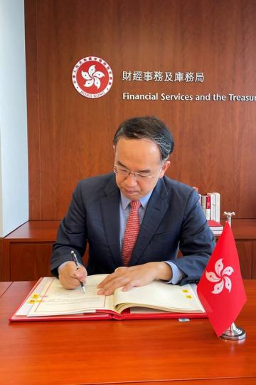 簽署協定:  許正宇代表香港特區政府簽署與毛里求斯的全面性避免雙重課稅協定。