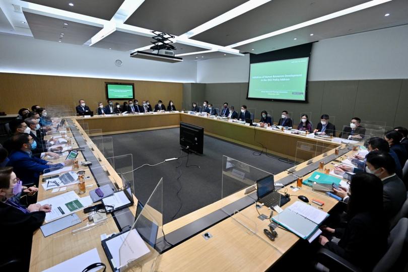施政簡介: 陳國基主持人力資源規劃委員會會議,簡介行政長官2022年施政報告中與人力資源發展相關的措施。 施政簡介: 陳國基主持人力資源規劃委員會會議,簡介行政長官2022年施政報告中與人力資源發展相關的措施。