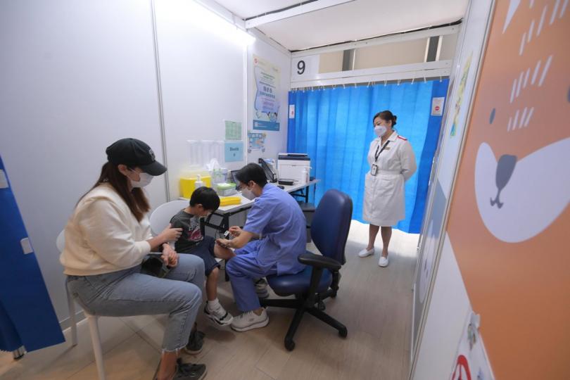 獲得保護: 六個月大至四歲幼童即日起可接種復必泰疫苗幼兒配方,一名幼童在香港兒童醫院兒童社區疫苗接種中心接種幼兒配方。 獲得保護: 六個月大至四歲幼童即日起可接種復必泰疫苗幼兒配方,一名幼童在香港兒童醫院兒童社區疫苗接種中心接種幼兒配方。