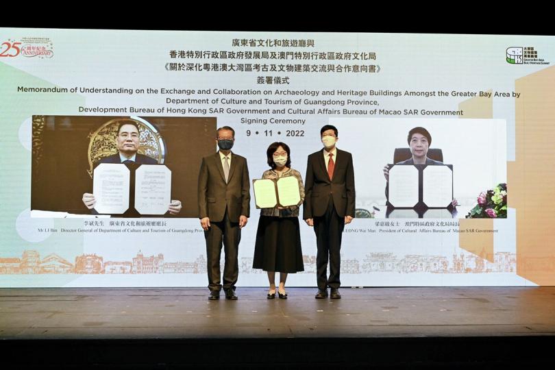 加強合作: 在陳茂波(左)和國家文物局副局長陸進(右)見證下,發展局局長甯漢豪(中)與廣東省文化和旅遊廳、澳門特別行政區文化局代表在大灣區文物建築高峰論壇2022開幕禮上簽訂《關於深化粵港澳大灣區考古及文物建築交流與合作意向書》。 加強合作: 在陳茂波(左)和國家文物局副局長陸進(右)見證下,發展局局長甯漢豪(中)與廣東省文化和旅遊廳、澳門特別行政區文化局代表在大灣區文物建築高峰論壇2022開幕禮上簽訂《關於深化粵港澳大灣區考古及文物建築交流與合作意向書》。