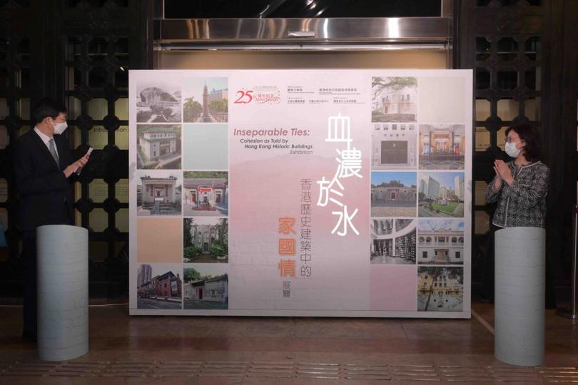 家國情:  陸進（左）和甯漢豪為展覽主持開幕禮。