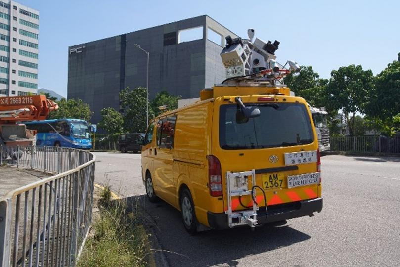 收集數據: 路政署一車輛裝設厘米級高精度車載移動激光掃描及影像系統,行車期間可進行激光掃描測量和影像拍攝,便利測量人員掌握道路設施的實際情況。 收集數據: 路政署一車輛裝設厘米級高精度車載移動激光掃描及影像系統,行車期間可進行激光掃描測量和影像拍攝,便利測量人員掌握道路設施的實際情況。