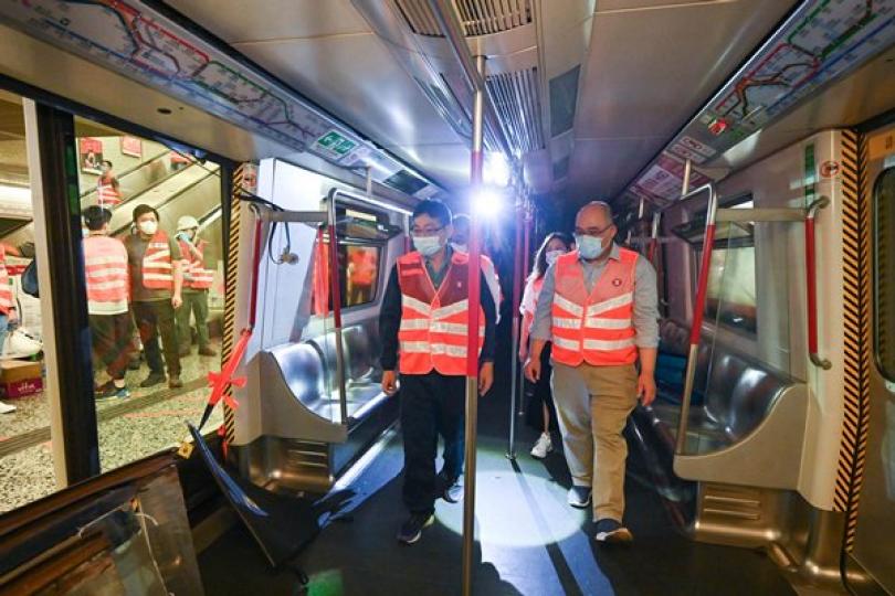 政府責成港鐵調查車門脫落事故 政府責成港鐵調查車門脫落事故