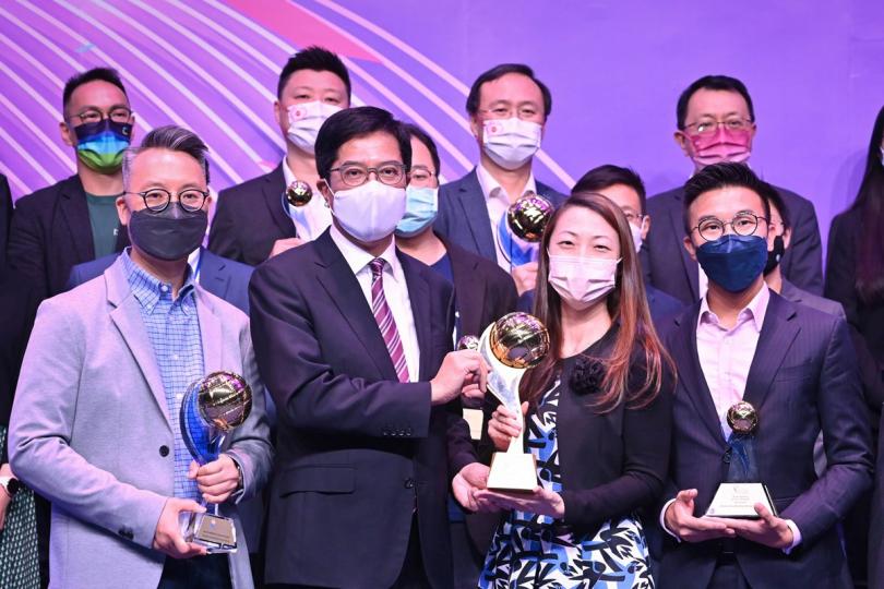 實至名歸:  黃偉綸（前排左二）頒發全年大獎予機場管理局代表。