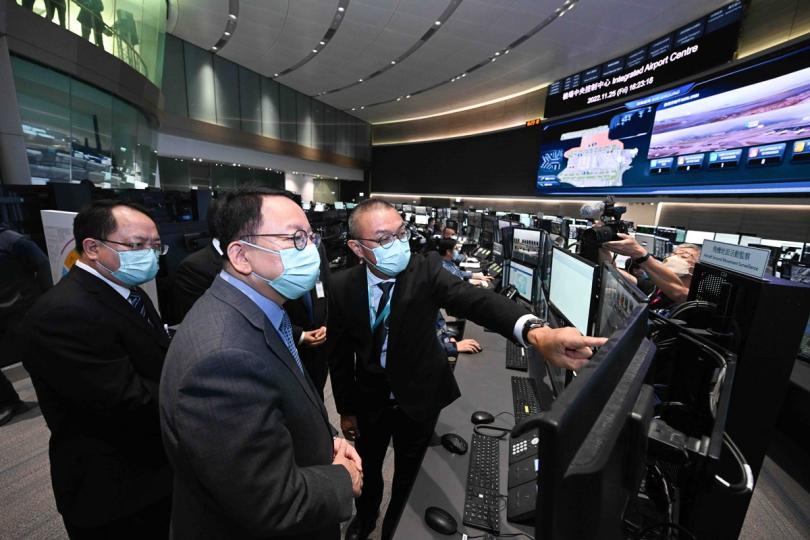 航空樞紐:  陳國基（中）出席香港國際機場第三跑道啟用典禮後，聽取工作人員介紹新機場中央控制中心的運作。