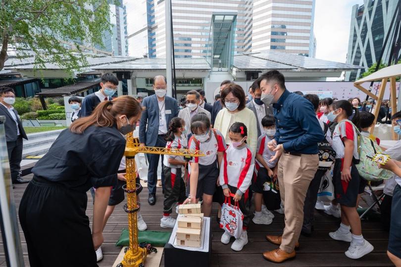 培育人才: 發展局、教育局等連同專業團體舉辦實地考察、建立網上學習資源,把與建造業相關的知識透過學校帶給下一代。 培育人才: 發展局、教育局等連同專業團體舉辦實地考察、建立網上學習資源,把與建造業相關的知識透過學校帶給下一代。