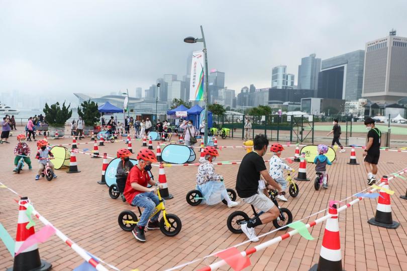 單車遊戲:  海濱事務委員會和土木工程拓展署舉辦維港共享徑同樂日。