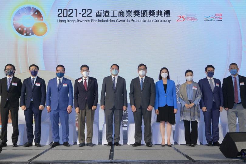 優秀企業: 陳國基(左五)、商務及經濟發展局局長丘應樺(右五)一同出席香港工商業獎頒獎典禮。 優秀企業: 陳國基(左五)、商務及經濟發展局局長丘應樺(右五)一同出席香港工商業獎頒獎典禮。