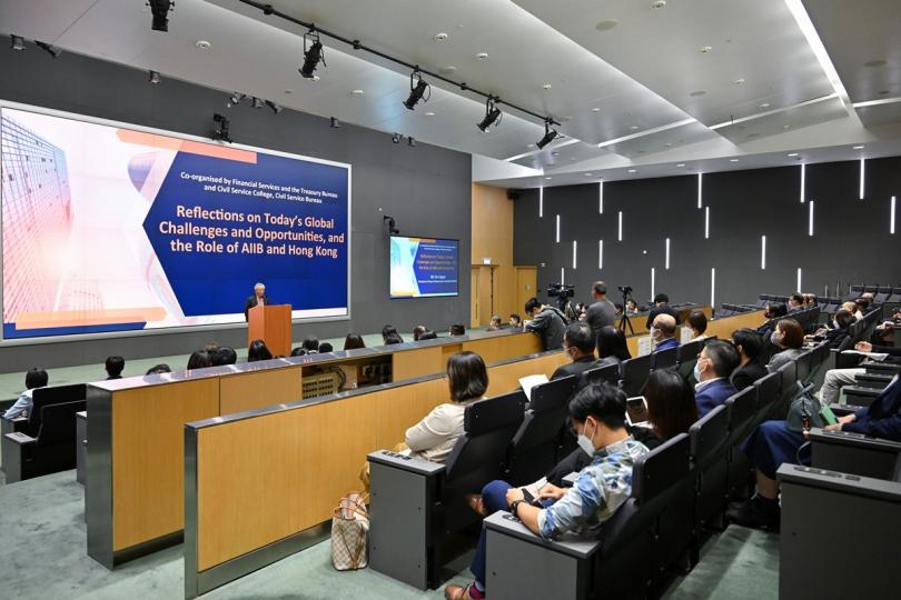 分享看法: 財經事務及庫務局與公務員事務局公務員學院合辦講座,由亞投行行長金立群主講,約100名高級公務員和財庫局人員參加。 分享看法: 財經事務及庫務局與公務員事務局公務員學院合辦講座,由亞投行行長金立群主講,約100名高級公務員和財庫局人員參加。