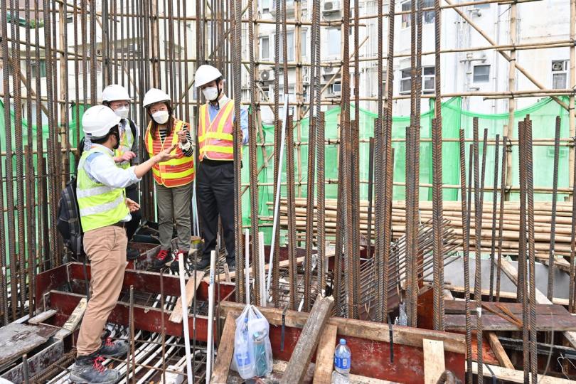 打擊違規: 勞工處本月下旬採取特別執法行動,遏止建築地盤不安全作業。陳穎韶(右二)到一個建築地盤視察。 打擊違規: 勞工處本月下旬採取特別執法行動,遏止建築地盤不安全作業。陳穎韶(右二)到一個建築地盤視察。
