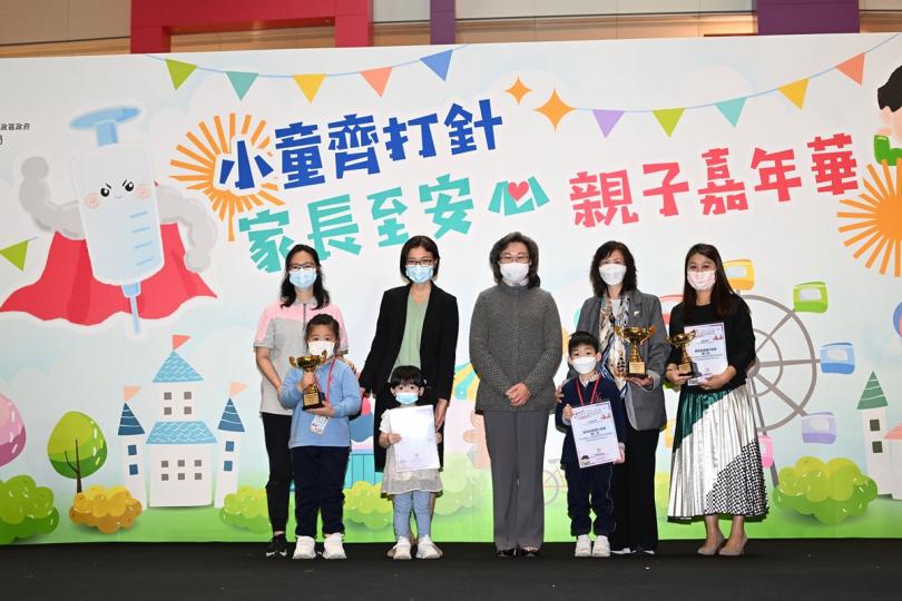 表揚創意: 楊何蓓茵(後排中)向親子活動中最具創意攤位遊戲勝出者頒發獎杯和獎狀。 表揚創意: 楊何蓓茵(後排中)向親子活動中最具創意攤位遊戲勝出者頒發獎杯和獎狀。